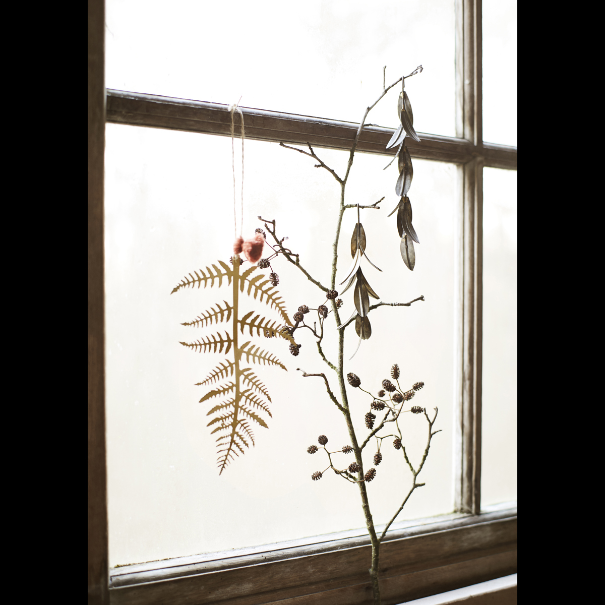 Hanging iron leaf