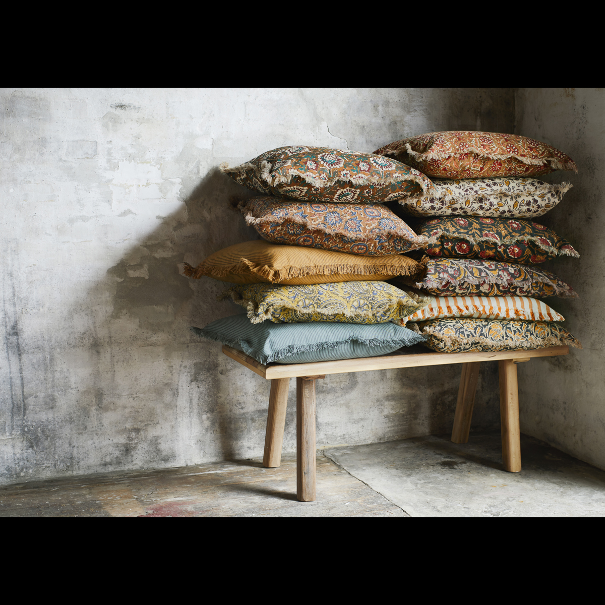 Striped cushion cover w/ fringes