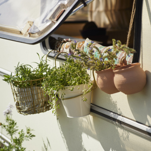 Hanging iron planter
