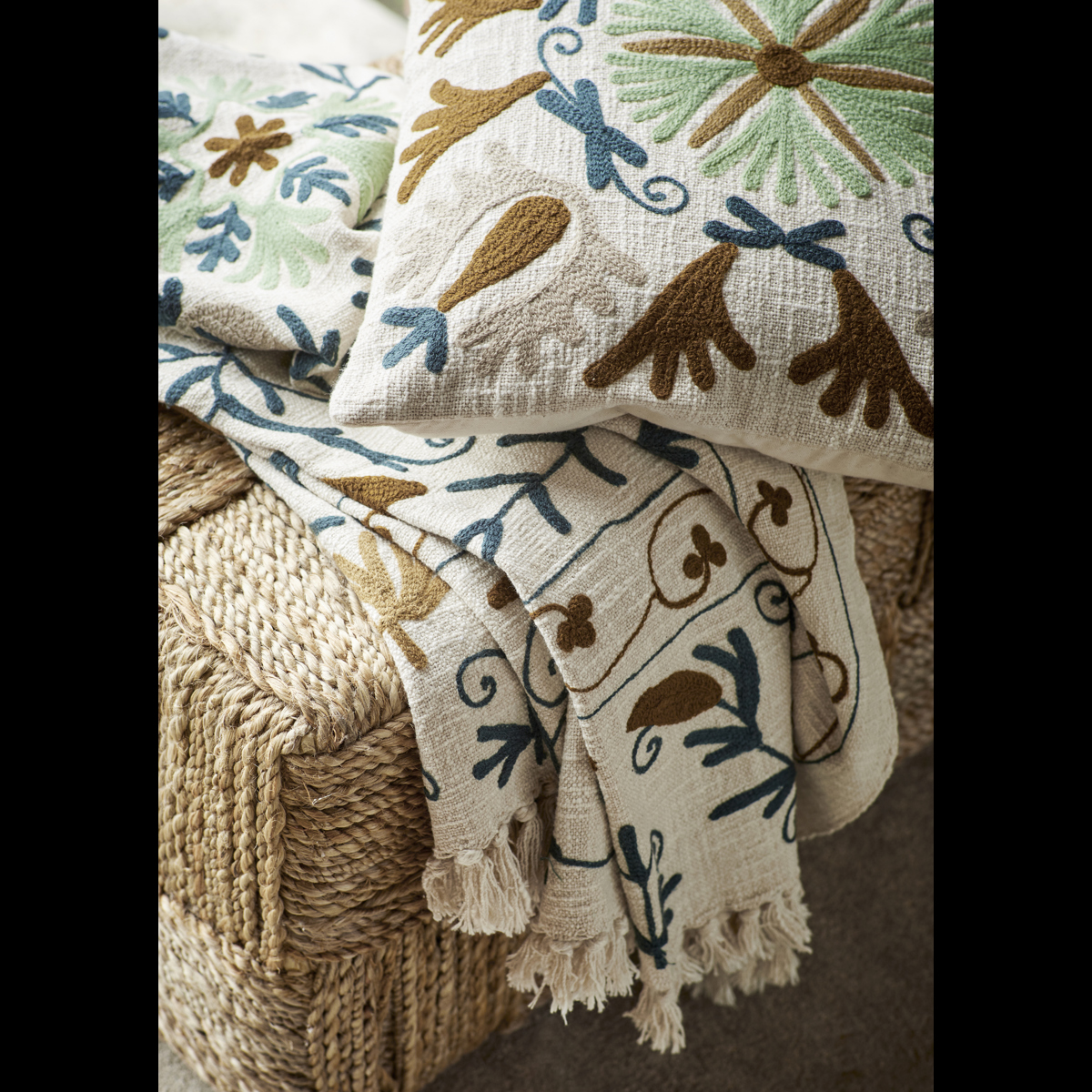 Square jute pouf