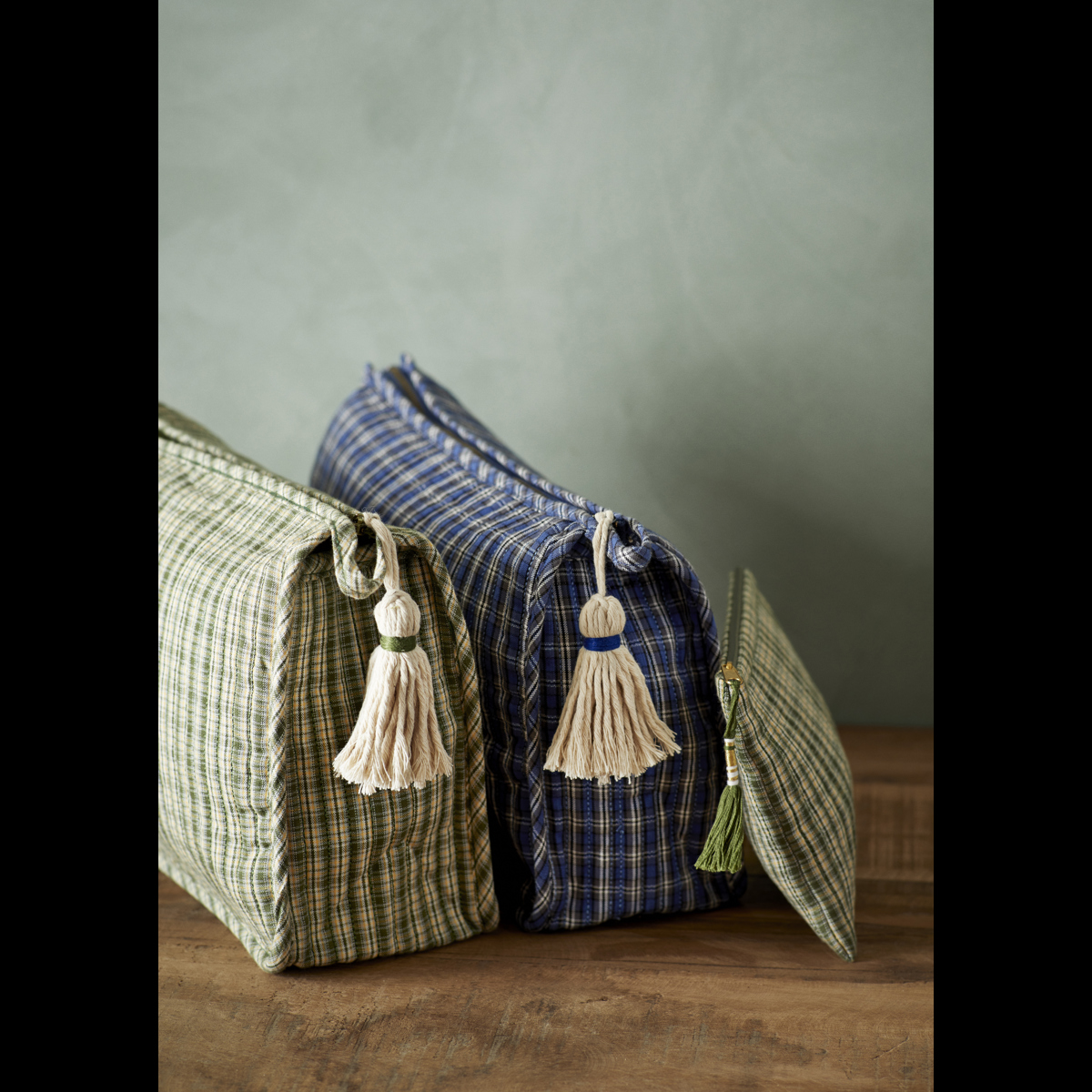 Quilted washbag w/ tassel