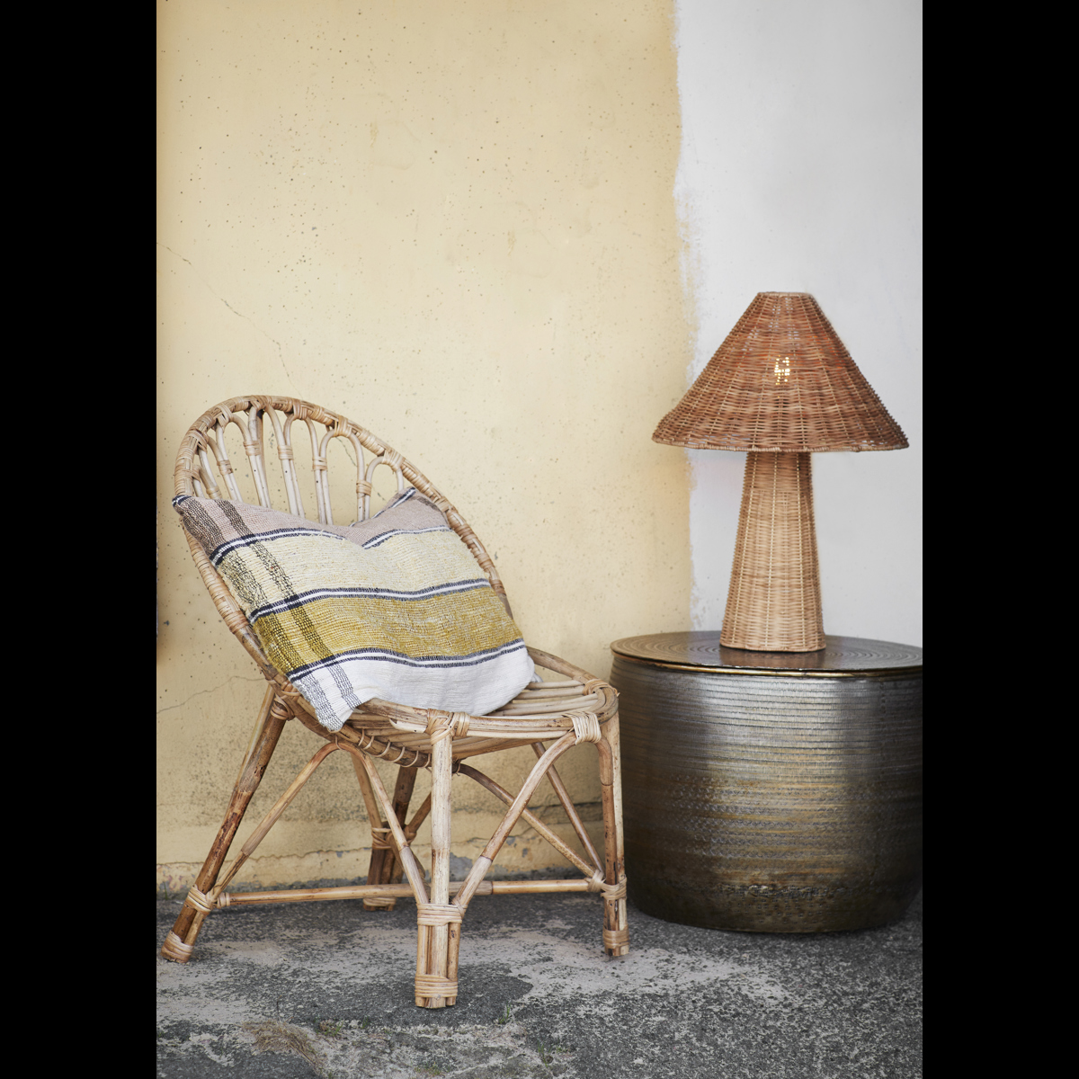 Rattan table lamp